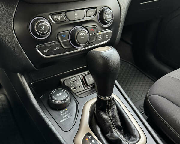 Серый Джип Чероки, объемом двигателя 2.36 л и пробегом 184 тыс. км за 14500 $, фото 15 на Automoto.ua