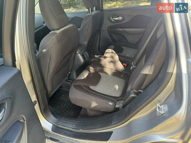 Джип Чероки 2016 в Лубнах на Automoto.ua Серый Джип Чероки, объемом двигателя 2.36 л и пробегом 200 тыс. км за 13499 $, фото 20 на Automoto.ua