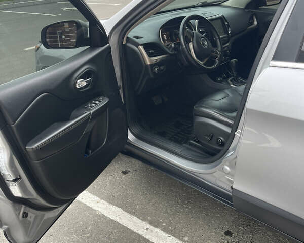 Сірий Джип Cherokee, об'ємом двигуна 2.36 л та пробігом 202 тис. км за 13300 $, фото 3 на Automoto.ua