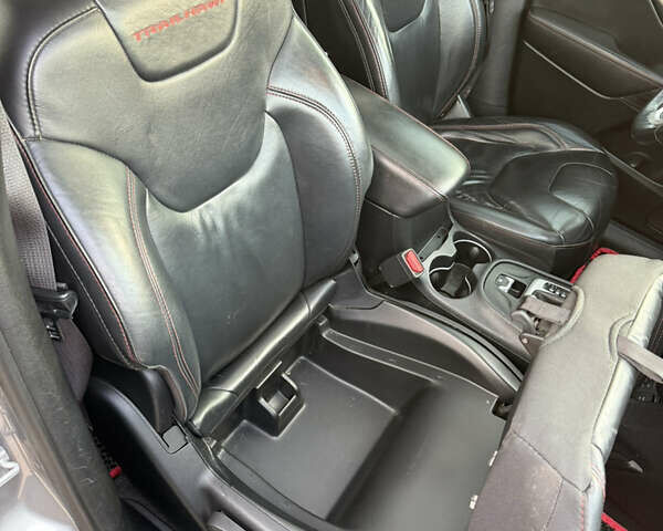 Серый Джип Чероки, объемом двигателя 3.24 л и пробегом 173 тыс. км за 15499 $, фото 7 на Automoto.ua