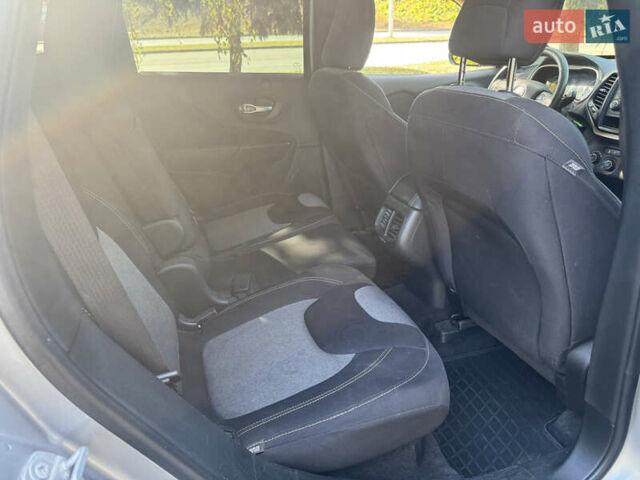 Джип Чероки 2016 в Лубнах на Automoto.ua Серый Джип Чероки, объемом двигателя 2.36 л и пробегом 200 тыс. км за 13499 $, фото 14 на Automoto.ua