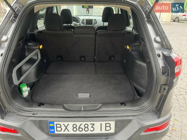 Сірий Джип Cherokee, об'ємом двигуна 2.36 л та пробігом 129 тис. км за 13000 $, фото 19 на Automoto.ua