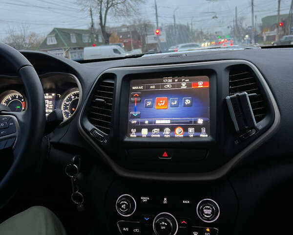 Серый Джип Чероки, объемом двигателя 2.36 л и пробегом 134 тыс. км за 12400 $, фото 9 на Automoto.ua