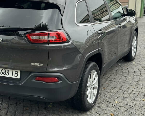 Сірий Джип Cherokee, об'ємом двигуна 2.36 л та пробігом 129 тис. км за 13000 $, фото 5 на Automoto.ua