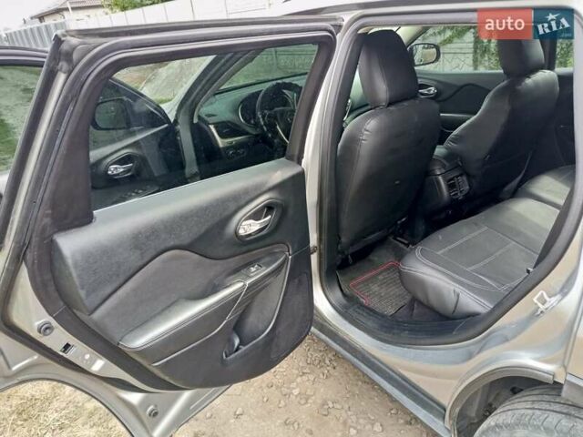 Серый Джип Чероки, объемом двигателя 2.36 л и пробегом 154 тыс. км за 13000 $, фото 25 на Automoto.ua