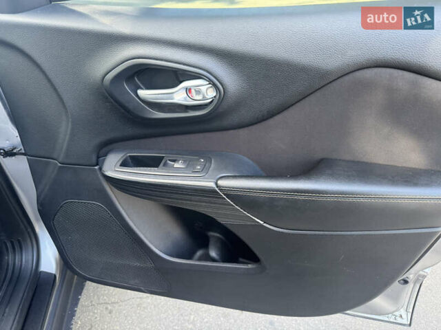 Джип Чероки 2016 в Лубнах на Automoto.ua Серый Джип Чероки, объемом двигателя 2.36 л и пробегом 200 тыс. км за 13499 $, фото 12 на Automoto.ua