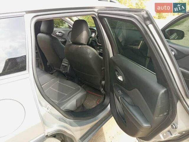 Серый Джип Чероки, объемом двигателя 2.36 л и пробегом 154 тыс. км за 13000 $, фото 22 на Automoto.ua