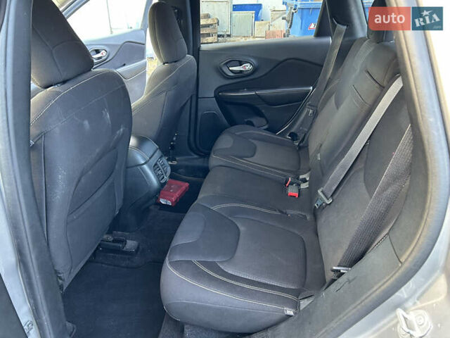 Сірий Джип Cherokee, об'ємом двигуна 2.36 л та пробігом 92 тис. км за 15900 $, фото 17 на Automoto.ua