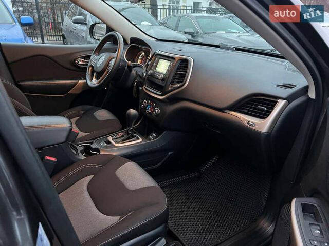 Серый Джип Чероки, объемом двигателя 3.24 л и пробегом 106 тыс. км за 14700 $, фото 16 на Automoto.ua