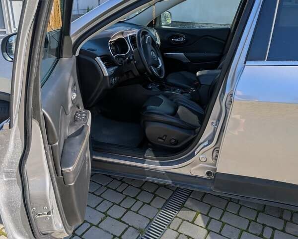 Сірий Джип Cherokee, об'ємом двигуна 3.24 л та пробігом 118 тис. км за 17500 $, фото 2 на Automoto.ua