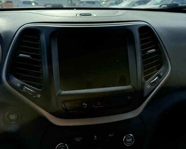 Серый Джип Чероки, объемом двигателя 2.36 л и пробегом 170 тыс. км за 15500 $, фото 6 на Automoto.ua