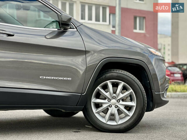 Джип Cherokee 2017 у Вінниці на Automoto.ua Сірий Джип Cherokee, об'ємом двигуна 2.4 л та пробігом 136 тис. км за 16777 $, фото 14 на Automoto.ua