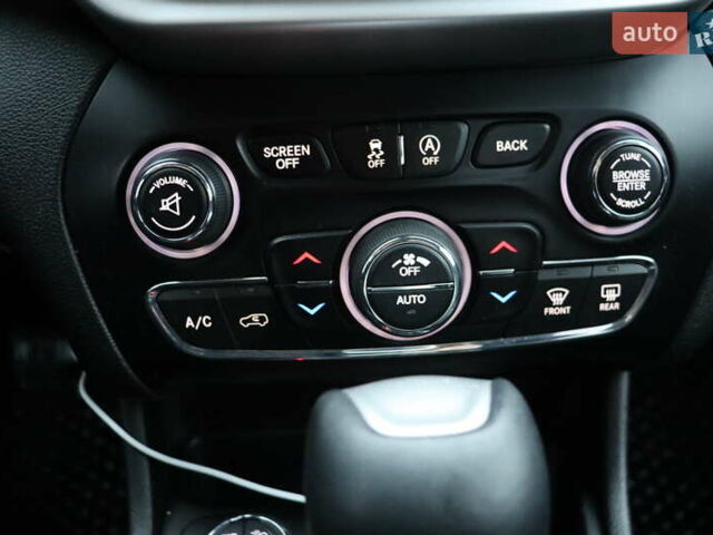 Серый Джип Чероки, объемом двигателя 3.24 л и пробегом 191 тыс. км за 17500 $, фото 19 на Automoto.ua