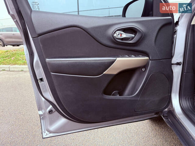 Сірий Джип Cherokee, об'ємом двигуна 2.36 л та пробігом 140 тис. км за 12500 $, фото 16 на Automoto.ua