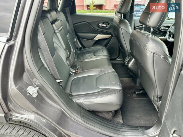 Джип Cherokee 2017 у Вінниці на Automoto.ua Сірий Джип Cherokee, об'ємом двигуна 2.4 л та пробігом 136 тис. км за 16777 $, фото 76 на Automoto.ua