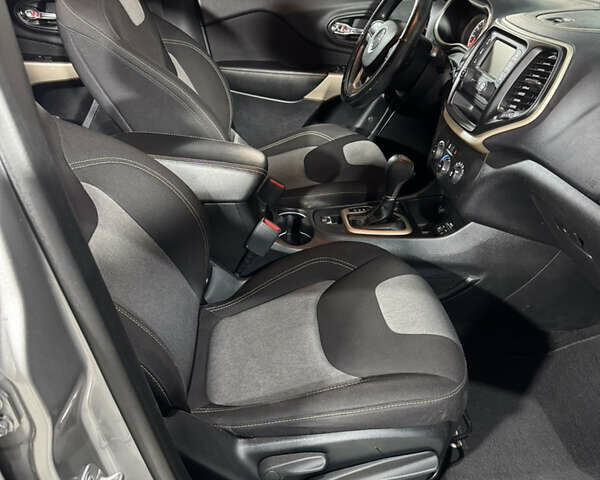 Серый Джип Чероки, объемом двигателя 2.36 л и пробегом 148 тыс. км за 11800 $, фото 11 на Automoto.ua