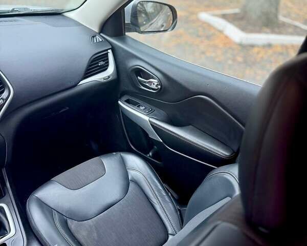 Серый Джип Чероки, объемом двигателя 2.36 л и пробегом 137 тыс. км за 14500 $, фото 14 на Automoto.ua