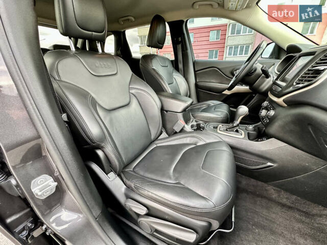 Джип Cherokee 2017 у Вінниці на Automoto.ua Сірий Джип Cherokee, об'ємом двигуна 2.4 л та пробігом 136 тис. км за 16777 $, фото 82 на Automoto.ua