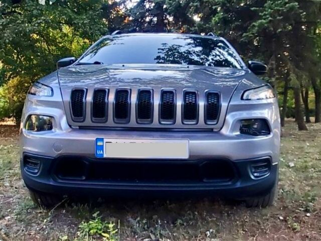 Серый Джип Чероки, объемом двигателя 2.4 л и пробегом 215 тыс. км за 13900 $, фото 1 на Automoto.ua
