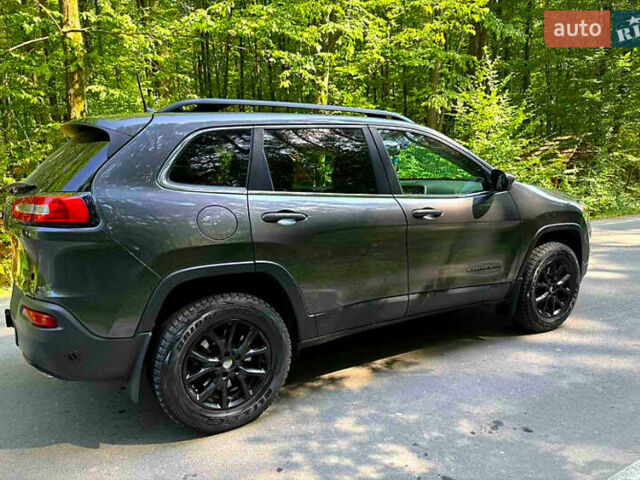 Серый Джип Чероки, объемом двигателя 3.24 л и пробегом 133 тыс. км за 15000 $, фото 3 на Automoto.ua