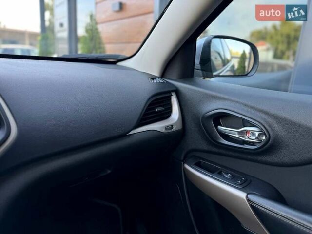 Сірий Джип Cherokee, об'ємом двигуна 3.24 л та пробігом 110 тис. км за 15800 $, фото 40 на Automoto.ua