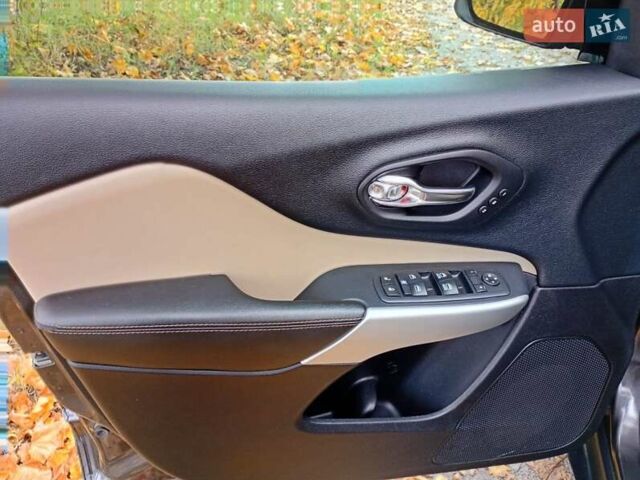 Джип Cherokee 2017 у Рівному на Automoto.ua Сірий Джип Cherokee, об'ємом двигуна 3.24 л та пробігом 127 тис. км за 13700 $, фото 11 на Automoto.ua