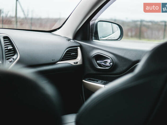 Серый Джип Чероки, объемом двигателя 2.4 л и пробегом 139 тыс. км за 12900 $, фото 21 на Automoto.ua