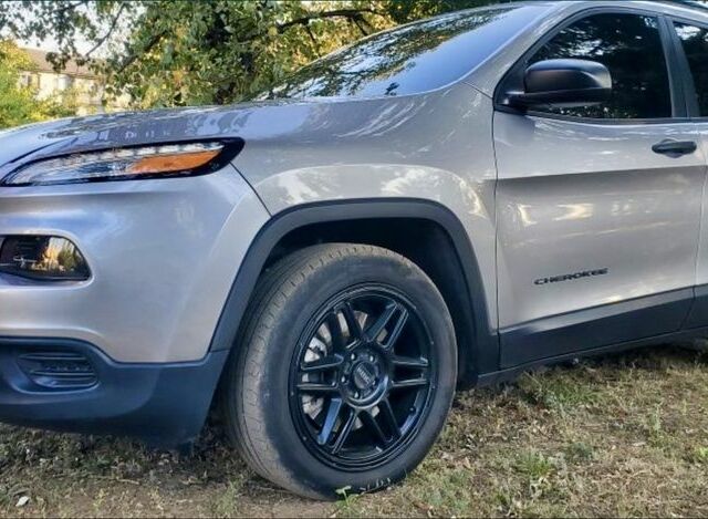 Серый Джип Чероки, объемом двигателя 2.4 л и пробегом 215 тыс. км за 13900 $, фото 2 на Automoto.ua