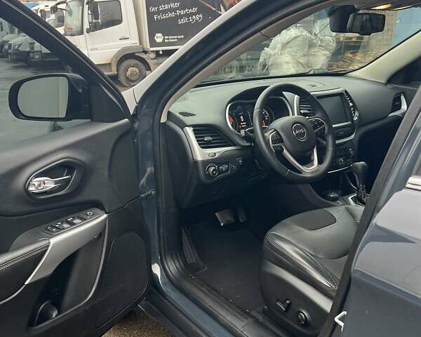 Сірий Джип Cherokee, об'ємом двигуна 2.36 л та пробігом 100 тис. км за 14000 $, фото 6 на Automoto.ua