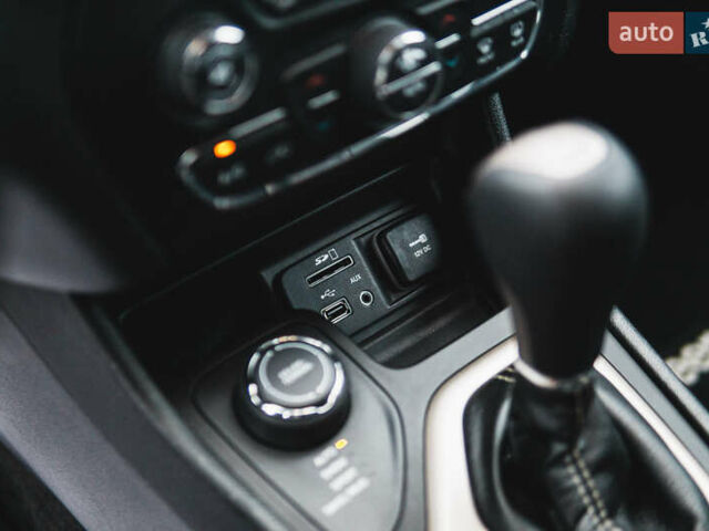 Серый Джип Чероки, объемом двигателя 2.4 л и пробегом 139 тыс. км за 12900 $, фото 28 на Automoto.ua