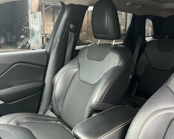 Сірий Джип Cherokee, об'ємом двигуна 2.36 л та пробігом 100 тис. км за 14000 $, фото 7 на Automoto.ua