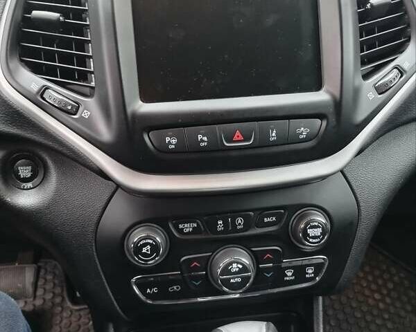 Серый Джип Чероки, объемом двигателя 3.24 л и пробегом 53 тыс. км за 20000 $, фото 8 на Automoto.ua