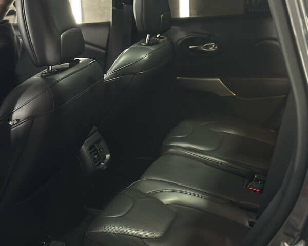 Серый Джип Чероки, объемом двигателя 3.24 л и пробегом 201 тыс. км за 16300 $, фото 120 на Automoto.ua