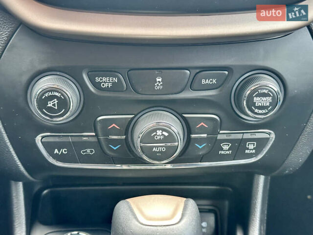 Джип Cherokee 2017 у Вінниці на Automoto.ua Сірий Джип Cherokee, об'ємом двигуна 2.4 л та пробігом 136 тис. км за 16777 $, фото 62 на Automoto.ua