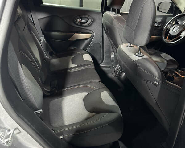 Серый Джип Чероки, объемом двигателя 2.36 л и пробегом 148 тыс. км за 11800 $, фото 10 на Automoto.ua