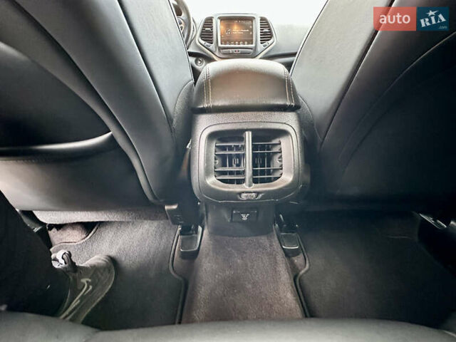 Джип Cherokee 2017 у Вінниці на Automoto.ua Сірий Джип Cherokee, об'ємом двигуна 2.4 л та пробігом 136 тис. км за 16777 $, фото 73 на Automoto.ua