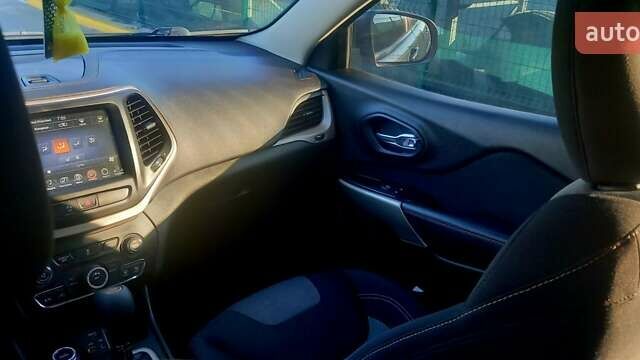 Серый Джип Чероки, объемом двигателя 2.36 л и пробегом 178 тыс. км за 15600 $, фото 13 на Automoto.ua