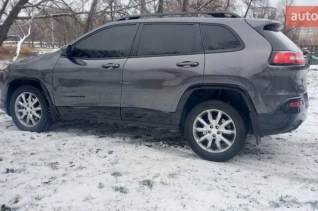 Сірий Джип Cherokee, об'ємом двигуна 2.4 л та пробігом 158 тис. км за 15900 $, фото 5 на Automoto.ua