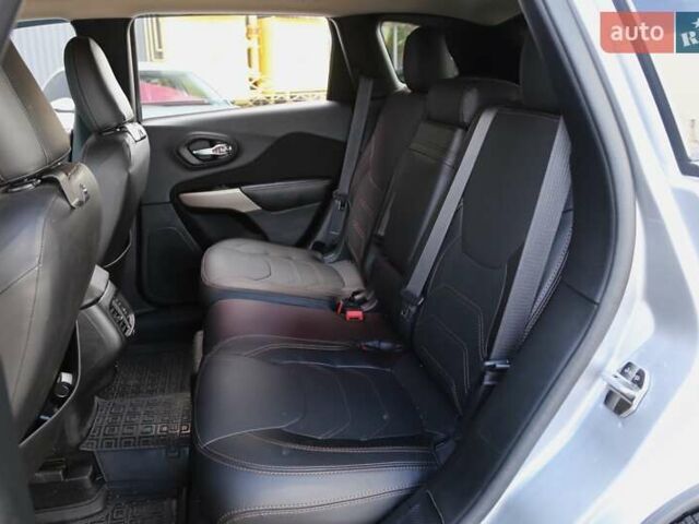 Сірий Джип Cherokee, об'ємом двигуна 3.24 л та пробігом 157 тис. км за 14000 $, фото 9 на Automoto.ua