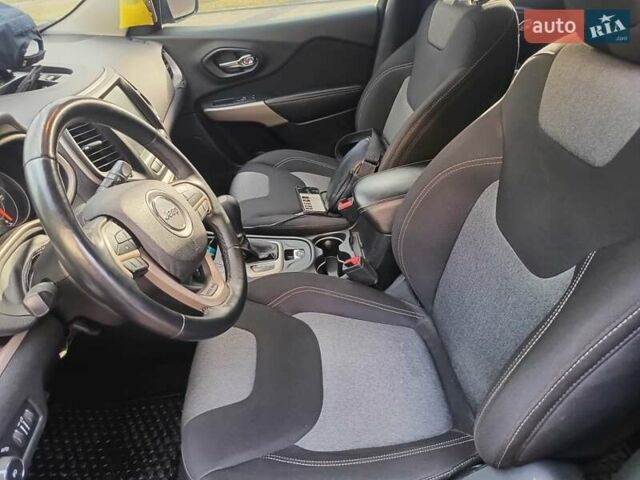 Серый Джип Чероки, объемом двигателя 2.36 л и пробегом 180 тыс. км за 15200 $, фото 6 на Automoto.ua