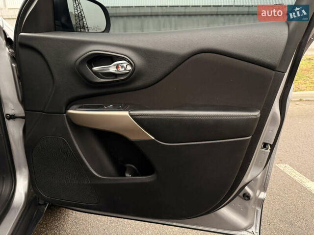 Сірий Джип Cherokee, об'ємом двигуна 2.36 л та пробігом 140 тис. км за 12500 $, фото 27 на Automoto.ua