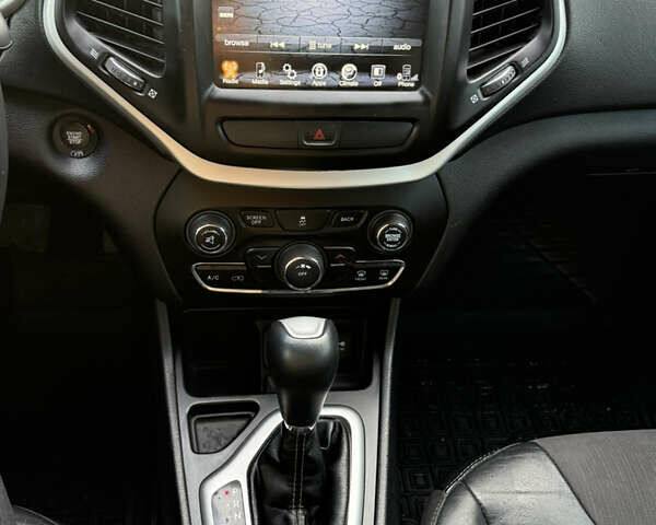 Серый Джип Чероки, объемом двигателя 2.36 л и пробегом 202 тыс. км за 12400 $, фото 17 на Automoto.ua