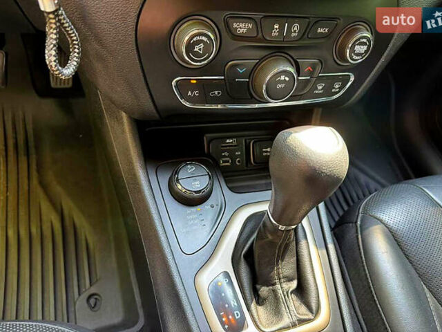 Серый Джип Чероки, объемом двигателя 3.24 л и пробегом 133 тыс. км за 15000 $, фото 10 на Automoto.ua