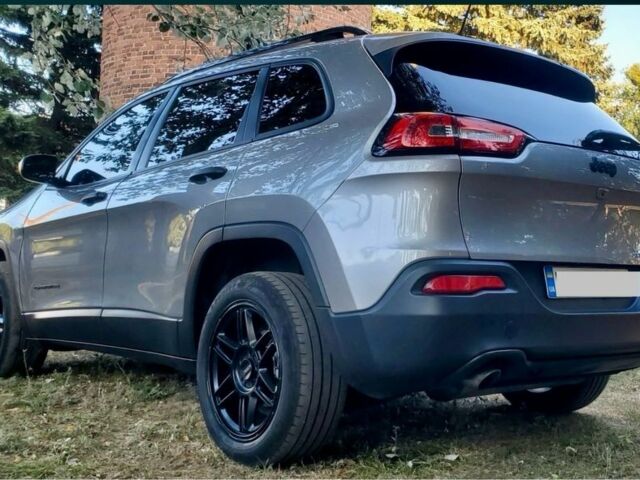 Серый Джип Чероки, объемом двигателя 2.4 л и пробегом 215 тыс. км за 13900 $, фото 4 на Automoto.ua