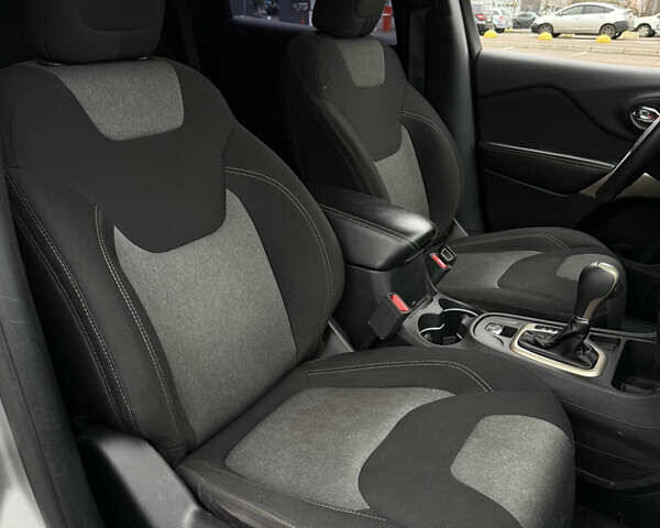 Сірий Джип Cherokee, об'ємом двигуна 2.36 л та пробігом 140 тис. км за 12500 $, фото 25 на Automoto.ua