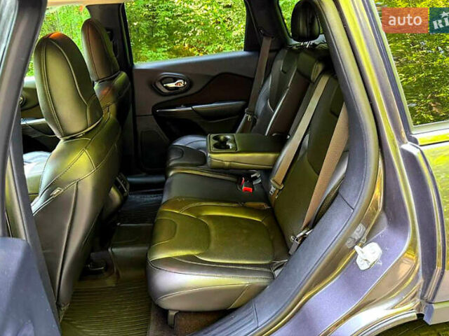 Серый Джип Чероки, объемом двигателя 3.24 л и пробегом 133 тыс. км за 15000 $, фото 9 на Automoto.ua