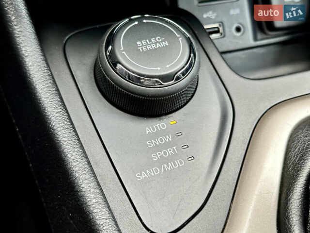 Джип Cherokee 2017 у Вінниці на Automoto.ua Сірий Джип Cherokee, об'ємом двигуна 2.4 л та пробігом 136 тис. км за 16777 $, фото 61 на Automoto.ua