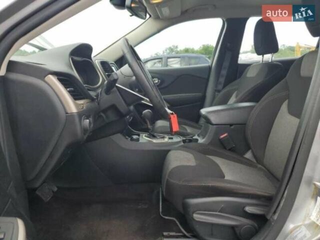 Сірий Джип Cherokee, об'ємом двигуна 2.36 л та пробігом 180 тис. км за 7700 $, фото 11 на Automoto.ua