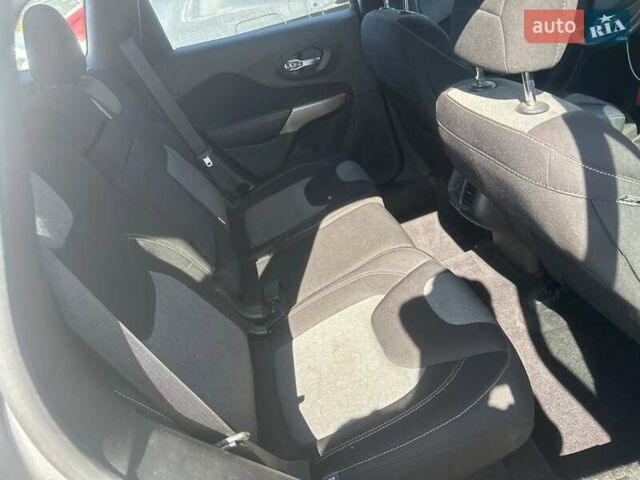 Сірий Джип Cherokee, об'ємом двигуна 2.36 л та пробігом 180 тис. км за 7700 $, фото 7 на Automoto.ua