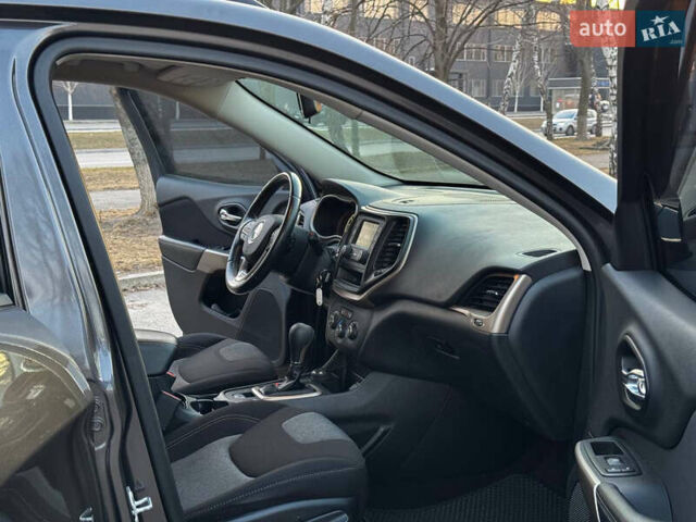 Сірий Джип Cherokee, об'ємом двигуна 3.2 л та пробігом 109 тис. км за 15700 $, фото 15 на Automoto.ua